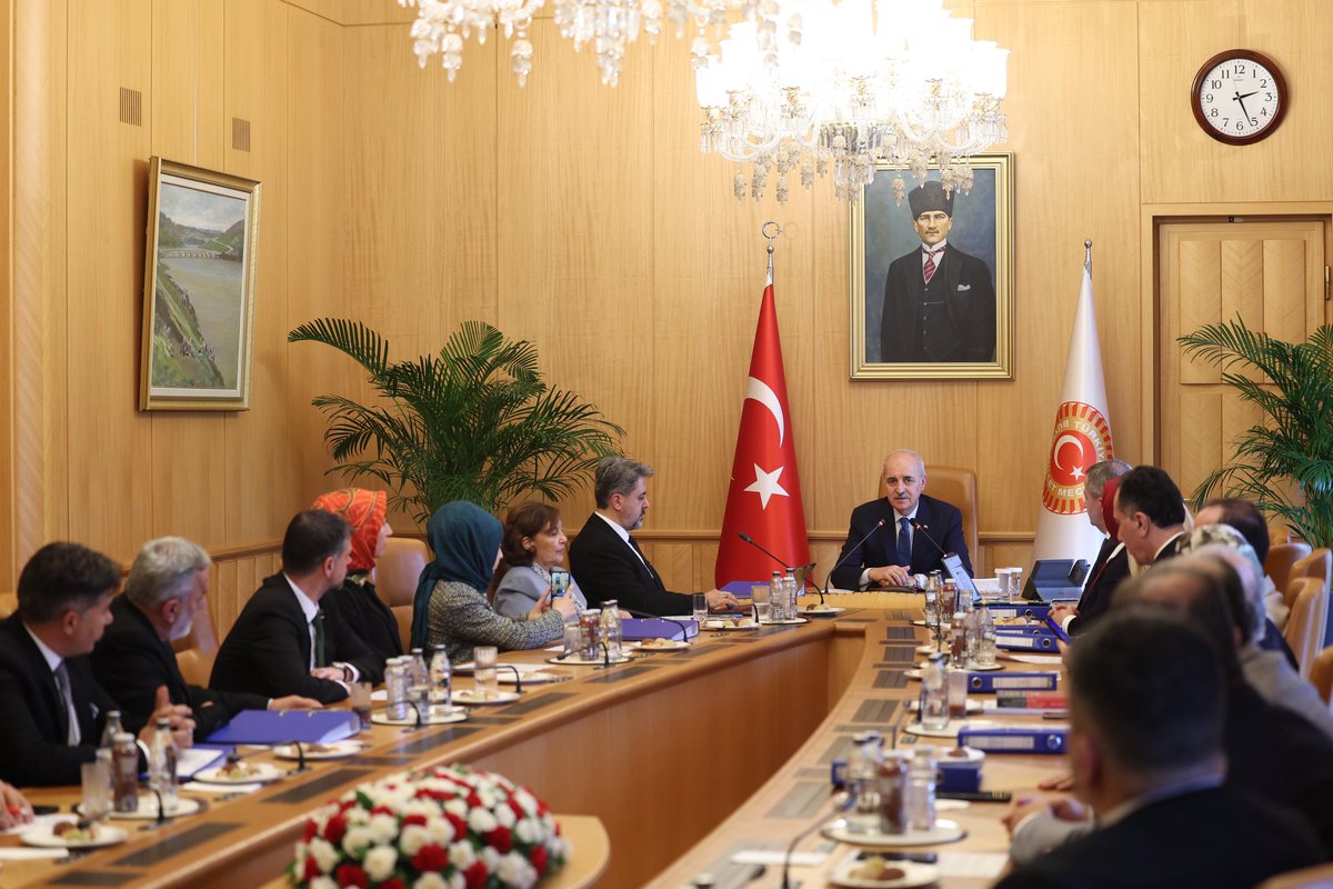NumanKurtulmus's tweet photo. “Ekranlarda Çürümeye Dur De” İmza Kampanyası vesilesiyle Büyük Aile Platformunu oluşturan STK temsilcileriyle Gazi Meclisimizde bir araya geldik.

Toplumumuzun kök hücresi olan ailenin bugün her zamankinden daha fazla korunması ve güçlendirilmesi bir ödev ve sorumluluktur.

Değerlerimizi yaşatmak, aile yapımızı güçlendirerek gelecek nesillere aktarmak boynumuzun borcudur. 

Ailenin temelini sarsan insansızlaştırma ve cinsiyetsizleştirme çabalarına karşı da daima hassas ve uyanık olmalıyız.

Bu anlayışla gayret gösteren tüm sivil toplum kuruluşlarının çalışmalarını çok kıymetli buluyor; emeği geçen herkese teşekkür ediyorum.