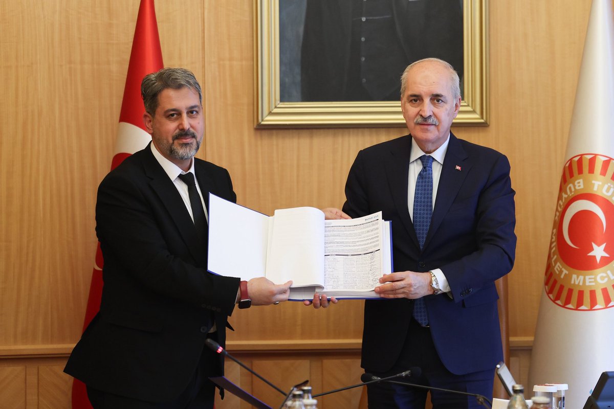 NumanKurtulmus's tweet photo. “Ekranlarda Çürümeye Dur De” İmza Kampanyası vesilesiyle Büyük Aile Platformunu oluşturan STK temsilcileriyle Gazi Meclisimizde bir araya geldik.

Toplumumuzun kök hücresi olan ailenin bugün her zamankinden daha fazla korunması ve güçlendirilmesi bir ödev ve sorumluluktur.

Değerlerimizi yaşatmak, aile yapımızı güçlendirerek gelecek nesillere aktarmak boynumuzun borcudur. 

Ailenin temelini sarsan insansızlaştırma ve cinsiyetsizleştirme çabalarına karşı da daima hassas ve uyanık olmalıyız.

Bu anlayışla gayret gösteren tüm sivil toplum kuruluşlarının çalışmalarını çok kıymetli buluyor; emeği geçen herkese teşekkür ediyorum.
