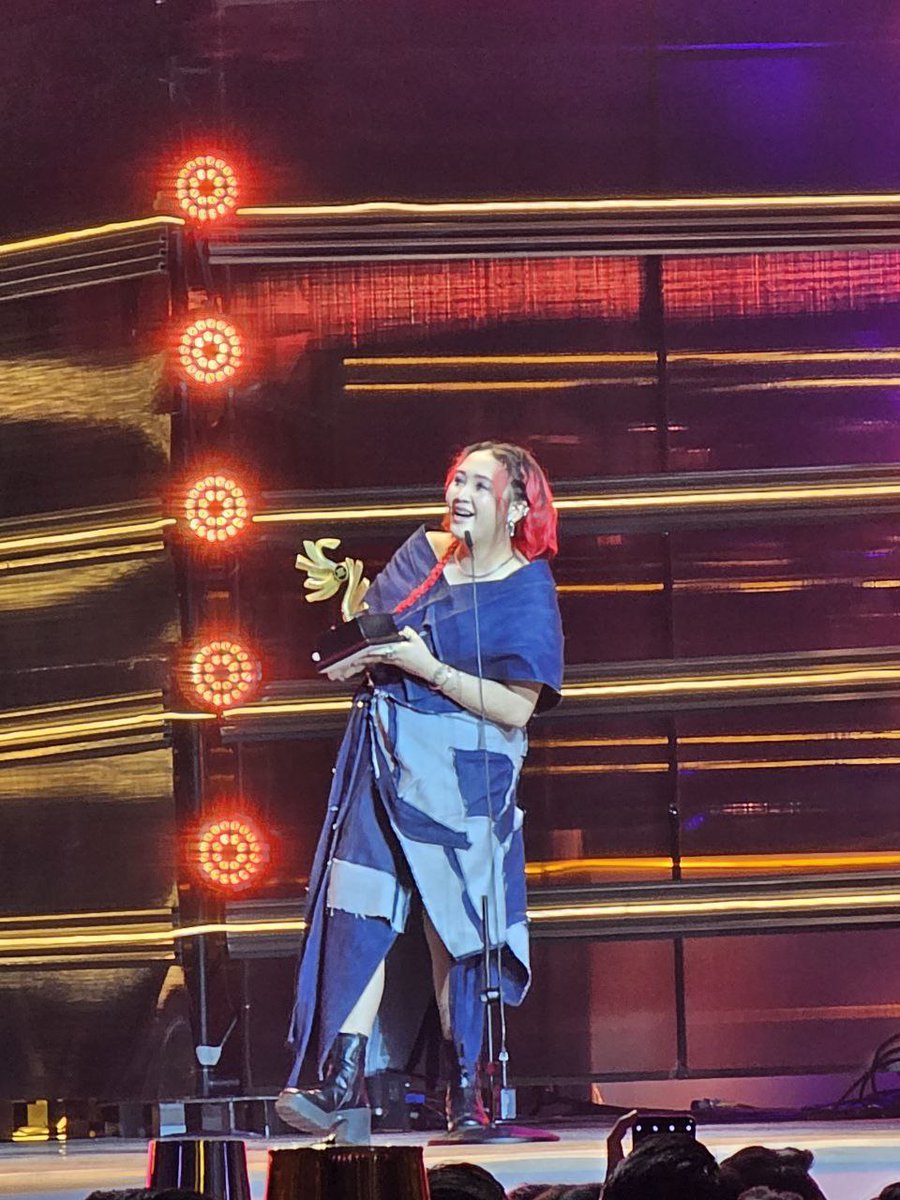 The next genre award, to be announced by Adie and Arthur Nery, is the Folk Song of the Year!

Congratulations to "Sampung Mga Daliri" by dwta and SB19's Justin!

#FilipinoMusicAwards
#FMAs #dwta #SB19 #Justin <a href="/akoaydwta/">dwta</a> <a href="/SB19Official/">SB19 Official</a>