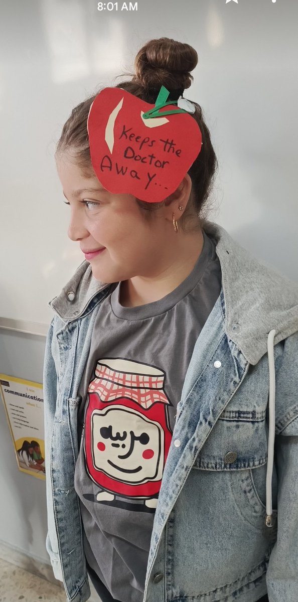 تفاحة في اليوم تُغني عن زيارة الطّبيب.
وفي يوم التّفاح العالمي،قام المتعلّمون بإحضار وجبات خفيفة تحتوي على التّفاح،بالإضافة لرسومات وصور ،فتشاركوا الأفكار ثمّ تناولوا التّفاح اللّذيذ.
#يوم_التّفاح_العالمي         
<a href="/Hhhsinfo/">Houssam Hariri HS</a> <a href="/TawilNoor/">Noor Taweel</a> <a href="/sashgh/">Sasha Ghosn</a>