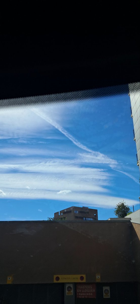 eoeeeeeeeeeeeee's tweet photo. #estecielonoesnormal #geoingenieria #bioterrorosmo #sequiainducida #traficoaereo #dwdia6denoche @aemet #nostomsnportontos https://t.co/PW1ScePKlG
