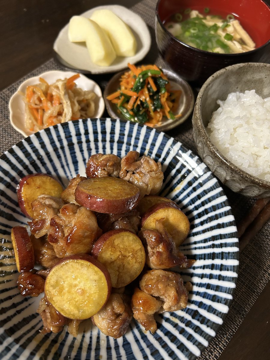 Good evening friends.

I just stayed home all day, and I didn’t go out at all.

I was pretty lazy today.

Today’s dinner
“Stir Fried pork &amp; sweet potatoes with teriyaki flavor”
“Kiriboshi daikon”
“Spinach namul”
“Tofu &amp; age miso soup”
“Apple”

#japanesefood 
#homecooking