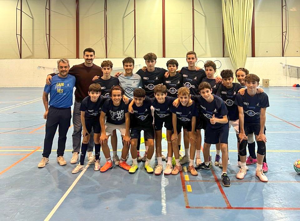 📷 Visita 🔝 🤩
Jesús Gordillo aprovechando el parón en la 🏆 Superliga Rusa 🇷🇺 realizó una visita sorpresa al Infantil Regional a quién deseó suerte en esta semana que inicia la liga 💪🏼
Muchas horas y muchos recuerdos en ese pabellón <a href="/Jesusgordillo09/">Jesús Gordillo</a> 😜
ADN Moprisala Ⓜ️ ⚪ 🔵