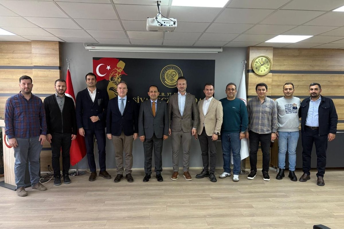 Kooperatifimiz Yönetim Kurulu Başkanı Ecz. Tarkan Bir, Yönetim Kurulu Başkan Vekilimiz Ecz. Göksel Dönmez, Yönetim Kurulu Genel Sekreterimiz Uzm. Ecz. Çağrı Erdem Özdemir ve Yönetim Kurulu Üyemiz Uzm. Ecz. Serdar Akça, Sivas Eczacı Odası’nı ziyaret etti.
Nazik ev sahiplikleri ve