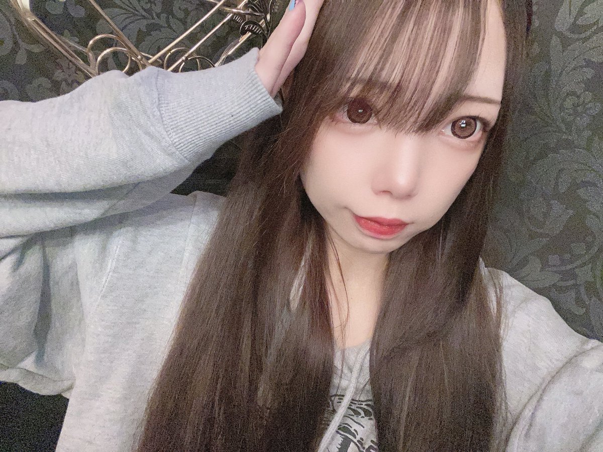 おります🐈‍⬛パーカーの季節ｷﾁｬｱ‼️
来店予定ないです(´･-･`)🆘
明日明後日僕お休みなので今日遊びに来てくれたら嬉しいです(´･-･`)