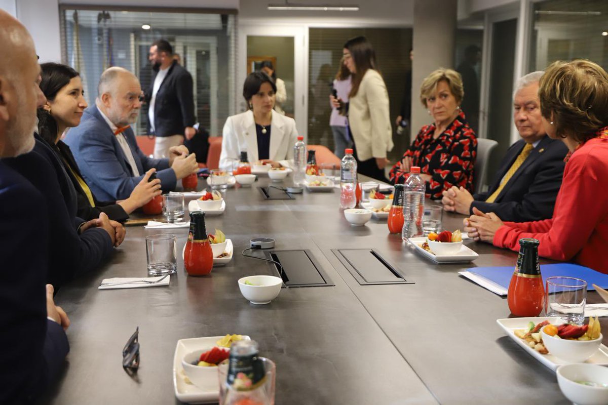 #EncuentrosPresidencialesCOLMED
Nuestra Directiva Nacional se reúne con la candidata a la presidencia de la República, Evelyn Matthei, para conocer su propuesta sanitaria y, al mismo tiempo, entregar nuestra la visión del gremio para abordar los principales desafíos sanitarios