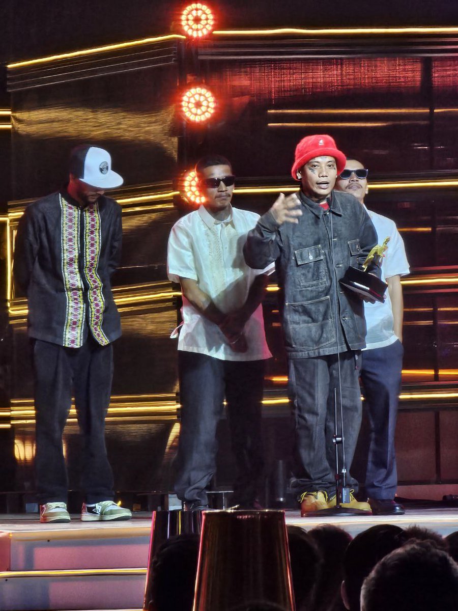 PULPMagazinePH's tweet photo. The next genre award, to be announced by the hip-hop icon Gloc-9, is the Hip-Hop Song of the Year!
Congratulations to "Gubat na Siyudad" by MOROBEATS!
#FilipinoMusicAwards
#FMAs
#MOROBEATS https://t.co/f1g0Rlw9Ac