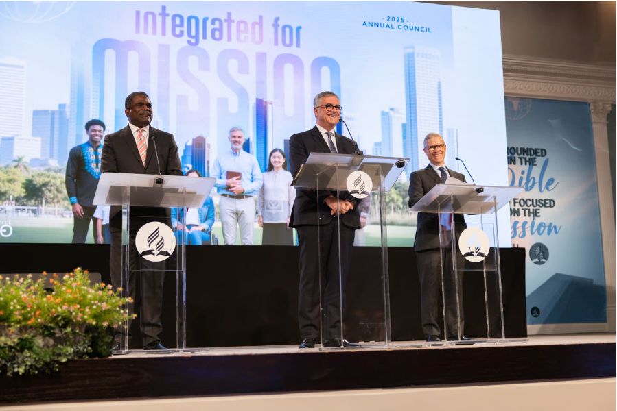 adventisteorg's tweet photo. Les dirigeants mondiaux de l’Église ont ouvert la session annuelle du Conseil, placée sous le thème « Intégrés pour la mission », au siège de la Conférence générale (CG) à Silver Spring, dans le Maryland.
https://t.co/tMnd5g8CHa https://t.co/KydjkyulOY