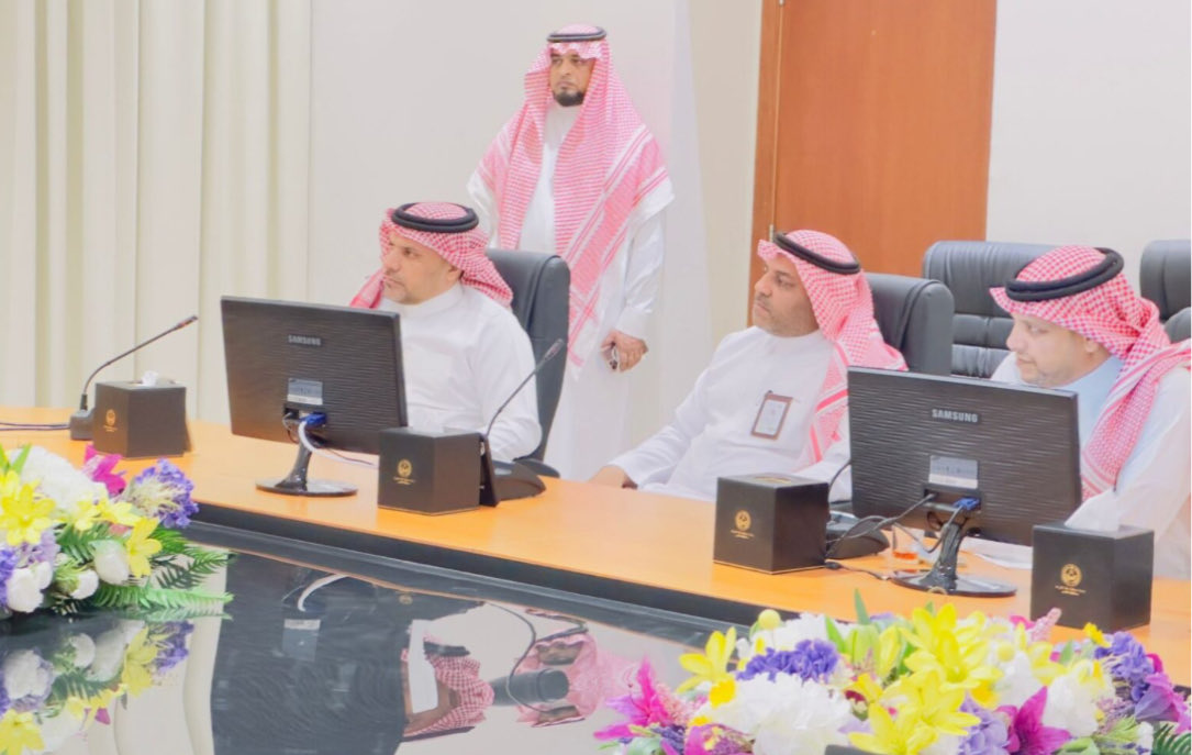 Alkamel_Mun's tweet photo. شارك سعادة رئيس #بلدية_الكامل المهندس فهمي بن سليمان الغانمي في الاجتماع الذي عُقد اليوم الثلاثاء بمقر #محافظة_الكامل، برئاسة سعادة المحافظ الأستاذ حبيب العازمي، وبحضور ممثلي الجهات الحكومية ووفد #إدارة_تعليم_جدة، لمناقشة انطلاق مبادرة المدارس الخضراء في مدارس المحافظة https://t.co/UPKMkhHTYt