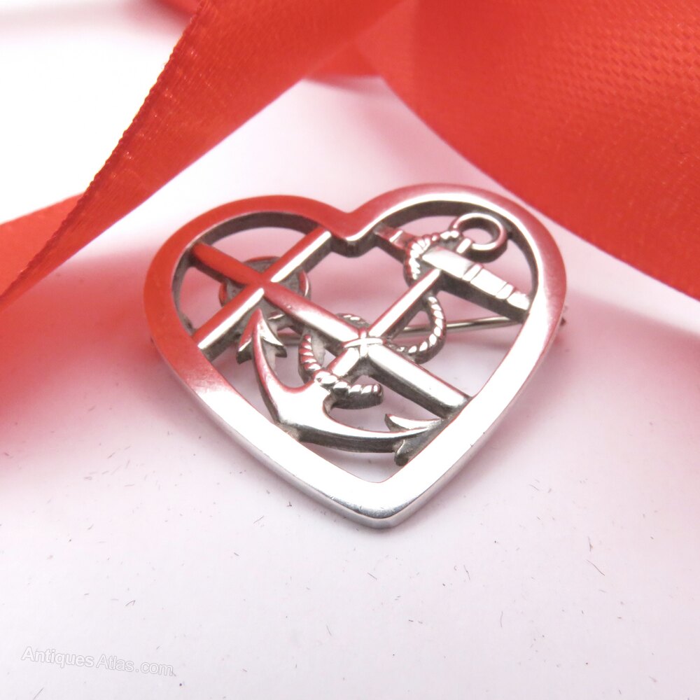 Selling on Antiques Atlas we have
Paul Hardy Antiques antiques-atlas.com/hardyantiques/ Recently listed items for sale 🎄🎁
Silver Chick pin cushion Chester 1905
Georg Jensen sterling silver brooch
<a href="/HardyAntiques/">Paul Hardy</a> #antiquesewing #antiquesilverpincushion #georgjensen