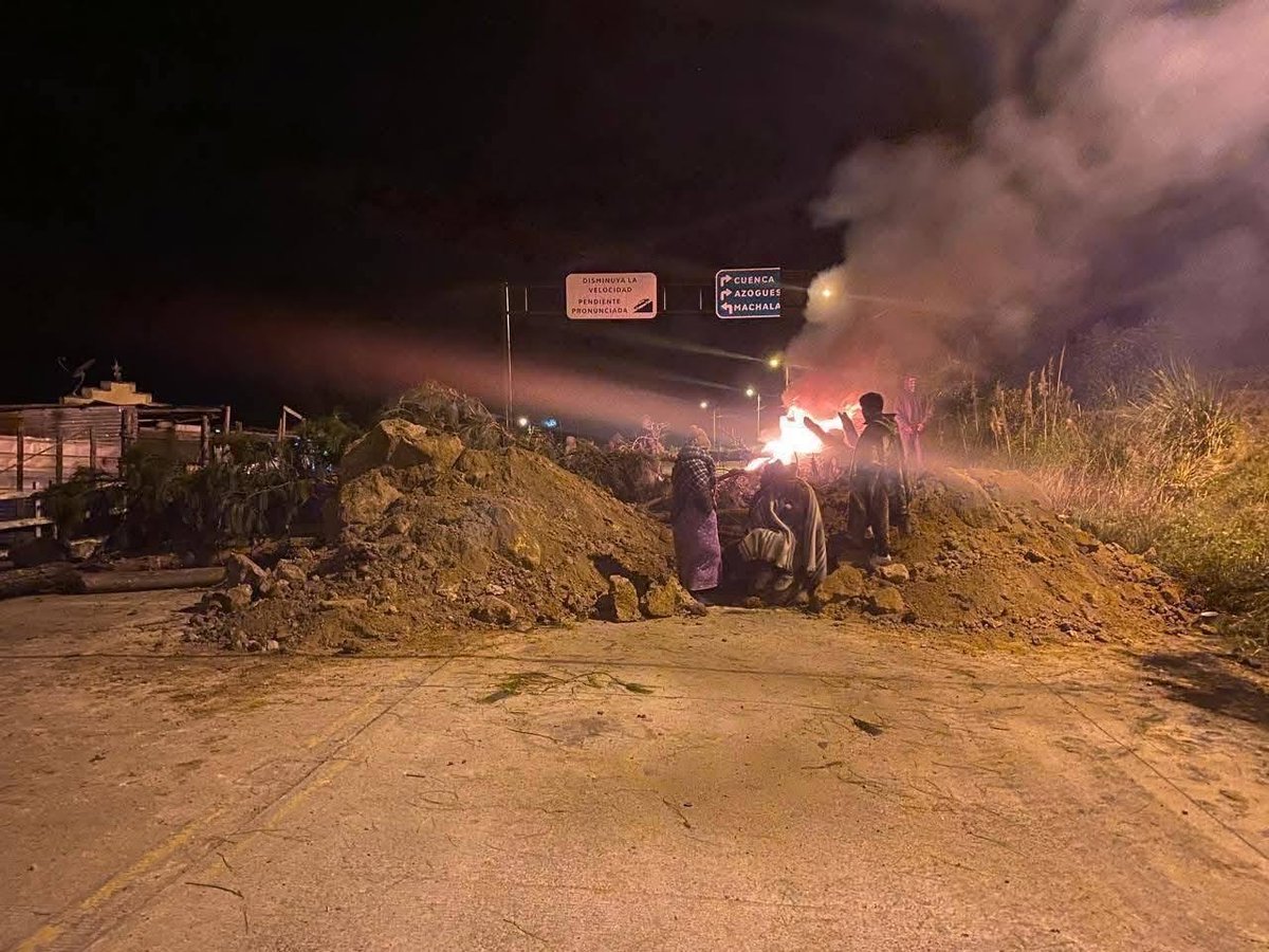 🔴📻🇪🇨 En Azuay, Cierran el paso la vía #Cuenca – #Nabón a la altura del km 49, entrada a Shiña, permanece cerrado desde la medianoche de este martes 21 de octubre de 2025 debido al #ParoNacional2025