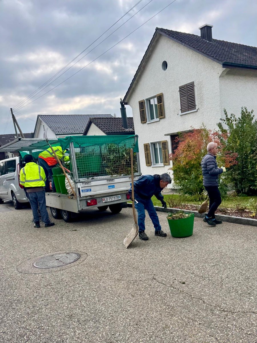 5 Afghanen wohnen in diesem Haus. Für Gartenarbeiten/Unterhaltsarbeiten einer Luzerner Gemeinde werden Gemeindearbeiter engagiert. Derweil langweilen sich die besagten Asylanten und wissen nicht, wie sie die Zeit "totschlagen" sollen🤮.