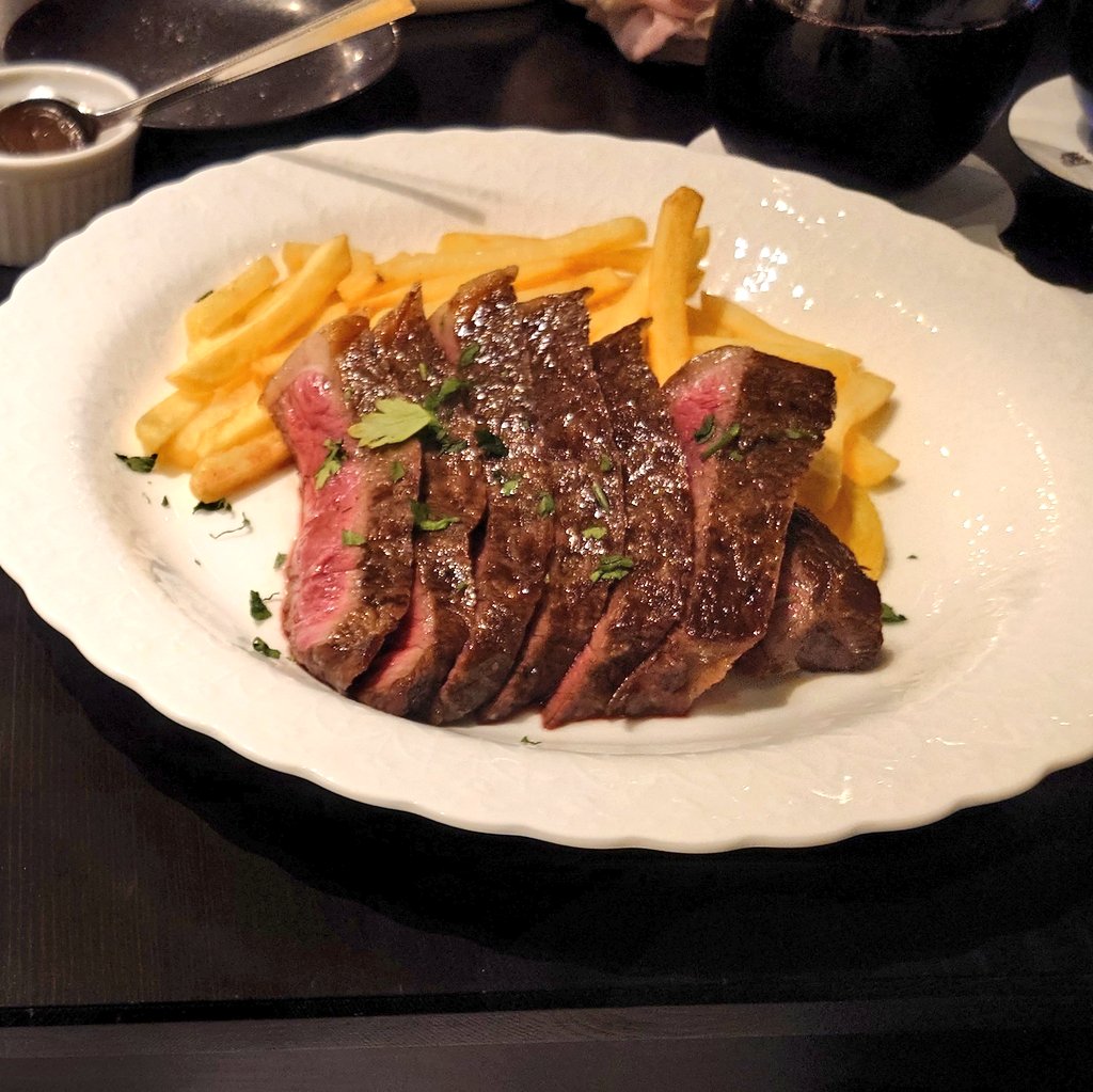 昨日で1年でした🍒
家族友達真礼さんみんなのおかげです、いつも感謝🤍🍒
式挙げたホテルに予約取った時、担当してくれたプランナーさんがその日はお休みで逢えへんと思ってたけどサプライズで来てくれやあてめちゃくちゃ嬉しかった
ご飯もケーキも全部美味しかったし本間にここで挙式して良かった😊