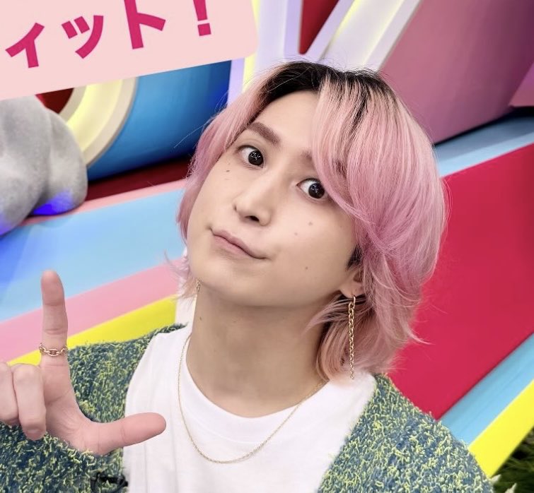 ピンクヘアで、ロングヘアで、こんな長いチェーンピアス着けて、1ミリ