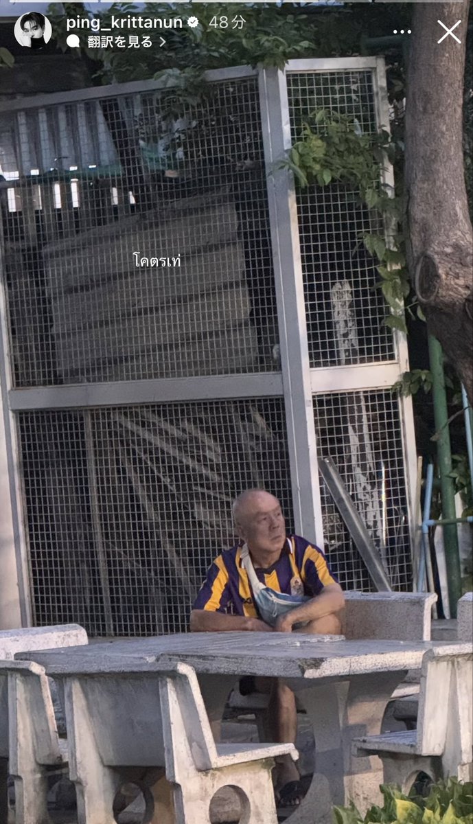 เห็นภาพนี้แล้วทำให้นึกถึงเรื่องเล่าตอนงานวันเกิดอายุ20ของปิง ที่เล่าว่าระหว่างที่เรียนมัธยมป๊าคือคนที่คอยมารับมาส่ง จนวันนี้ในวันที่ปิงเป็นพี่ปี4 ก็ยังคงมีป๊า ที่นั่งคอยอยู่ไปกับน้อง การเลี้ยงเด็กผชวัยนั้นให้เติบโตมาอย่างดีได้ เชื่อว่ามันไม่ง่ายเลย