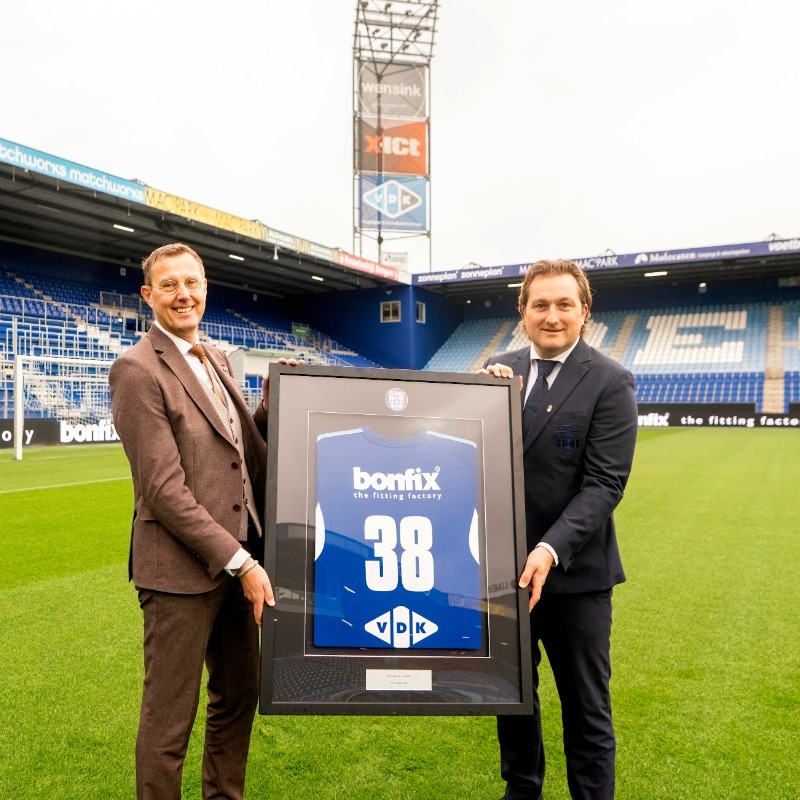 PECZwolle's tweet photo. The Perfect Fit 💙
BONFIX is de nieuwe rugsponsor van PEC Zwolle. Daarnaast wordt het ook maatschappelijk partner van Regio Zwolle United en sluit het zich aan bij het Sponsorcollectief van PEC Zwolle Vrouwen.
#peczwolle #bonfix