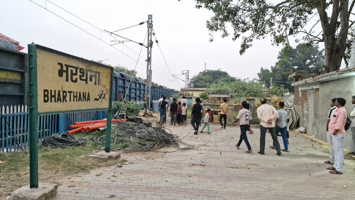 bstvlive's tweet photo. इटावा : रेलवे स्टेशन पर नहीं थम रहा बंदरों का आतंक
➡उत्पात मचा रहा बंदर OHE लाइन की चपेट में
➡बंदरों के झुंड ने भरथना रेलवे स्टेशन को घेरा
➡यात्रियों ने घायल बंदर को अस्पताल पहुंचाया
#Etawah #MonkeyTrouble #RailwayNews #UttarPradesh @upgrphq https://t.co/nDsdMkMTlx
