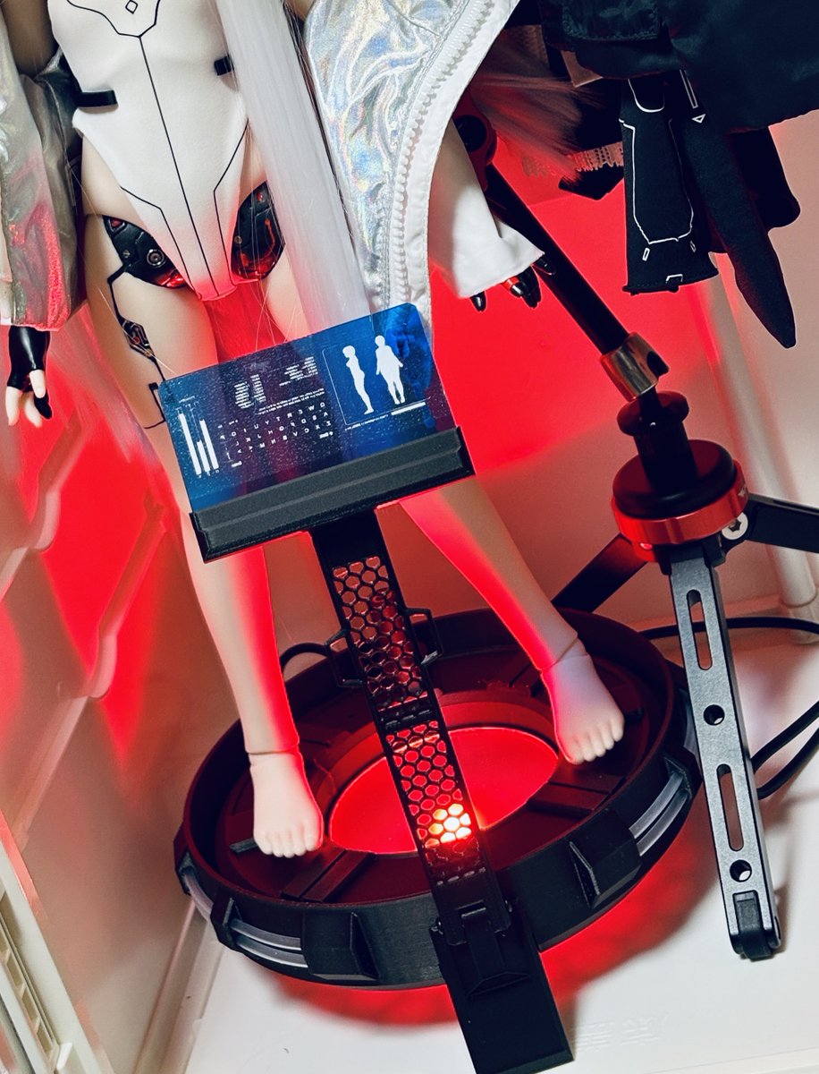 ShaO_doll's tweet image. 今パッと撮ったお写真ですけど…！

dolFun!さまよりかっこいいスタンドが届きました🤖✨️
光ってる…！💡

また今度しっかりしたお写真撮ります！
クレミーかっこ可愛いね🥰

#dolfun
#Guri_子 
#issyandyou