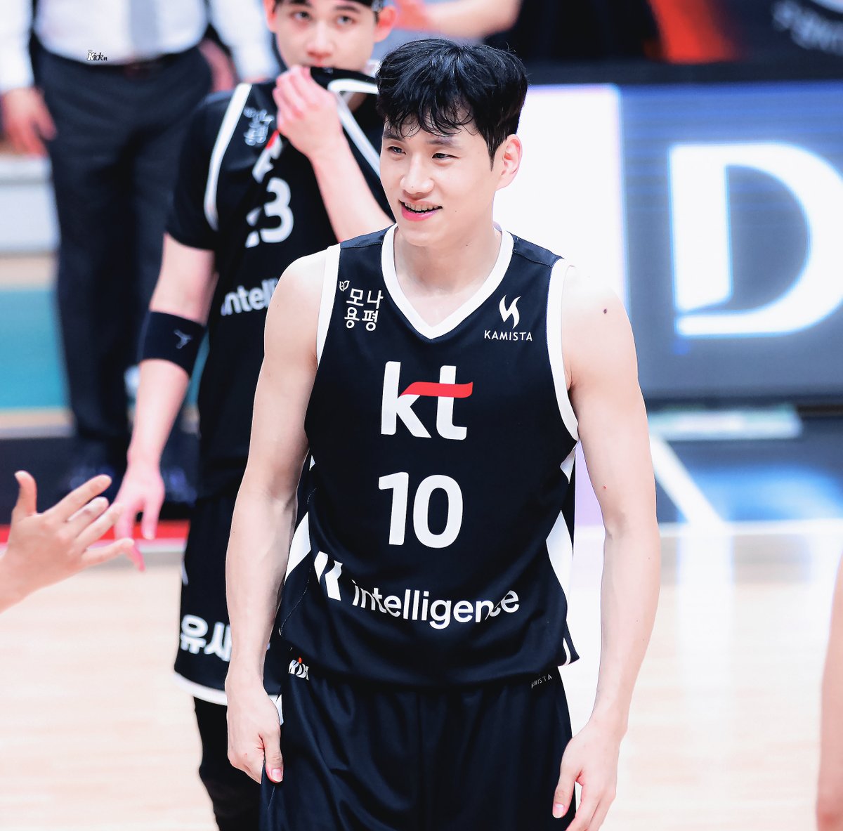 Kickit59's tweet image. 심판님이 4쿼 몇초 안남고 수비 상황에 주의 한번 주니까 넵!!넵알겠슴돠 하고 곤풍당당하게 웃는거 ㄹㅇ 아 진짜 쾌남 뿜

#문성곤 #KT소닉붐