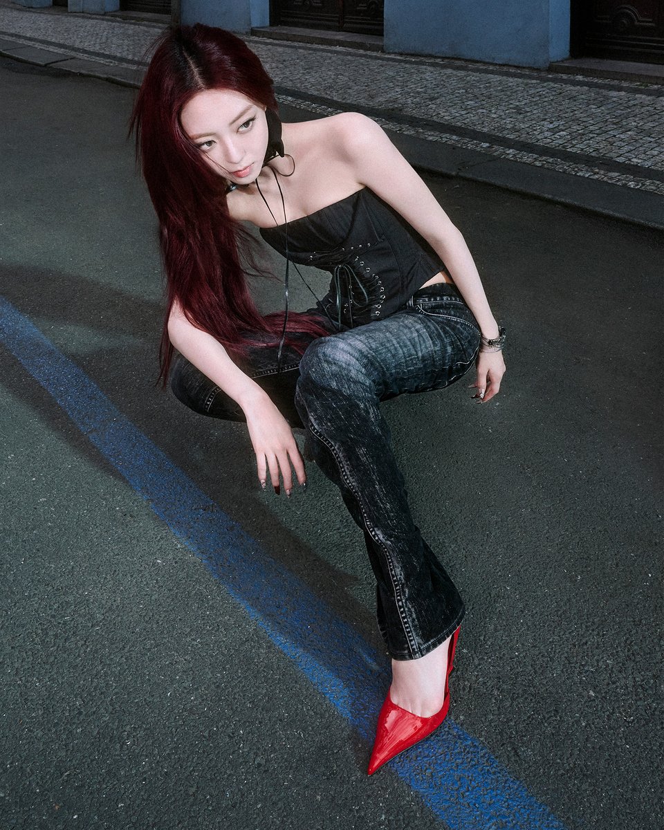 ITZYofficial's tweet image. ITZY &lt;TUNNEL VISION&gt; CONCEPT PHOTO #2
#YUNA #유나
ITZY 'TUNNEL VISION'
ITZY.lnk.to/TUNNELVISION
💿 ALBUM RELEASE
2025.11.10 MON 6PM (KST) | 4AM (ET)
#ITZY #MIDZY @ITZYofficial
#ITZYComeback
#ITZY_TUNNELVISION
#ITZY_TNVS