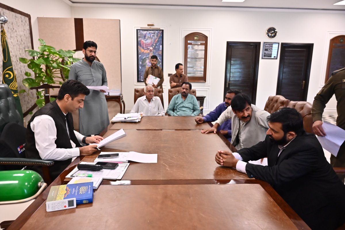 ڈپٹی کمشنر کیپٹن (ر) ندیم ناصر نے پبلک ڈیلنگ کے دوران اپنے دفتر میں آنے والے شہریوں سے ملاقات کی اور ان کے مسائل سنے
<a href="/GovtofPunjabPK/">Government of Punjab</a> 
<a href="/MaryamNSharif/">Maryam Nawaz Sharif</a> 
<a href="/TeamMNSharif/">Team MNS</a> 
#GovtOfPunjab #cmpunjabmaryamnawazsharif #CSPunjab #CMpunjabofficial #DCFaisalabad #deputycommissionerfaisalabad