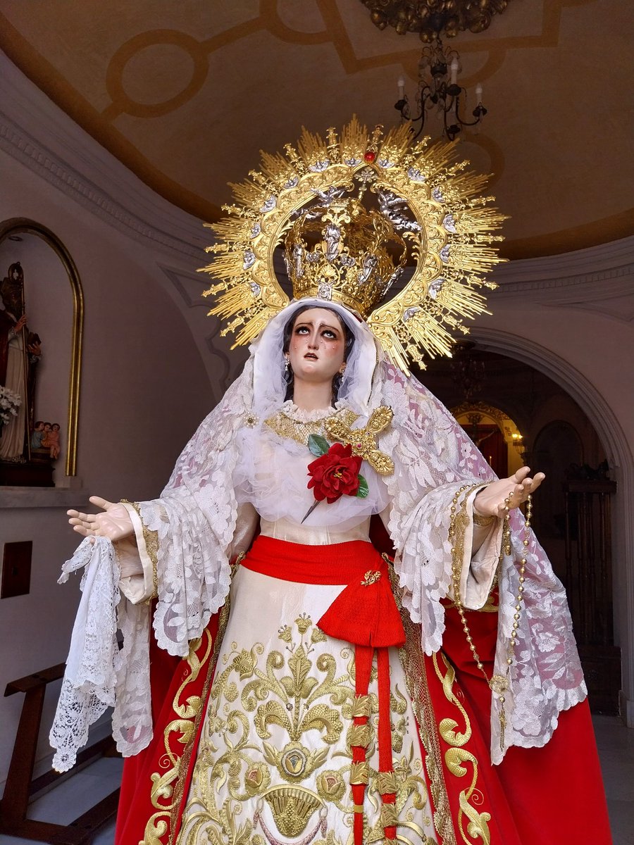 Y la suerte que tenemos sus vecinos de tenerla y verla incluso desde la misma Calle Mármoles 🌹✨️