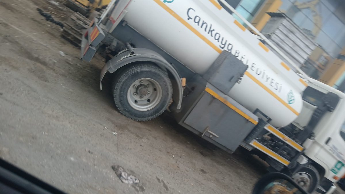İ.... Makina...
*
Ankara Ostim'de bulunan bir tamir dükkanı...
*
Adeta Çankaya Belediyesi Makine ve İkmal Dairesi Başkanlığı'na bağlı tamir atölyesi gibi çalışıyor.
*
İddialar korkunç...
*
Şişirilen arızalar, fahiş faturalar ve orantısız zenginleşme...
*
Belediyede görevli "E..."