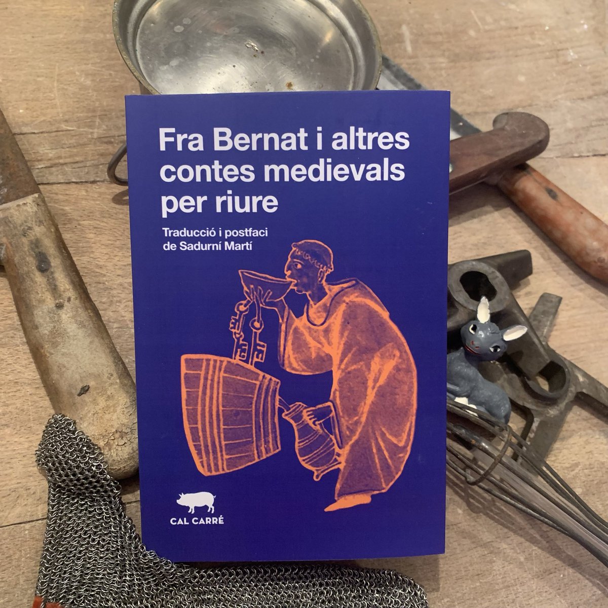 Ens fa molt feliços haver hagut de reeditar Fra Bernat i altres contes medievals per riure amb la traducció impecable de Sadurní Martí! Qui hauria de dir que un clàssic medieval tingués tant d’èxit que l’hàgim hagut de reeditar, lectors nostres, sou els millors!
I els que…