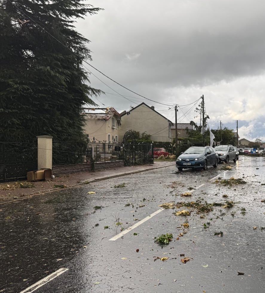 C’était l’apocalypse hier… 
R.A.S de mon côté mais les dégâts causés aux alentours sont impressionnants. 

Ami·e·s du Val d’Oise faites attention à vous. 🙏🏻