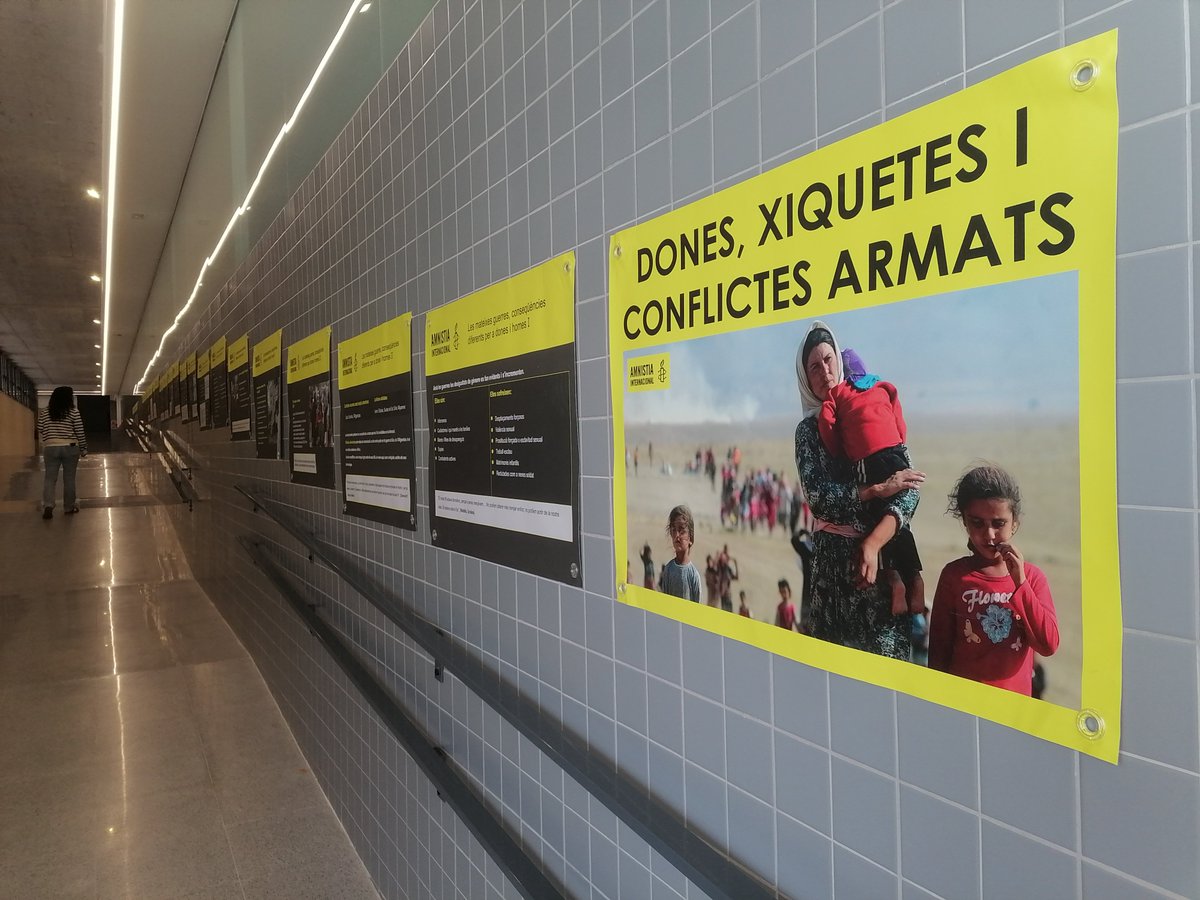 Edutilia's tweet image. Inaugurada la exposición de @AmnistiaCV Mujeres, niñas y conflictos armados en el #IESAzorín de #Petrer @amnistiaespana