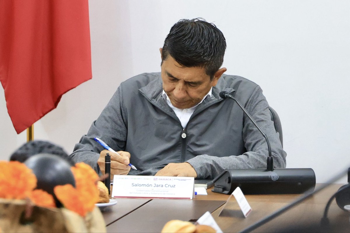 Para dar seguimiento a las acciones que realizamos en materia de seguridad, esta mañana realizamos la Mesa de Paz junto a las y los representantes de las instituciones de seguridad y procuración de justicia.

Oaxaca es el quinto estado más seguro y seguimos avanzando con acciones