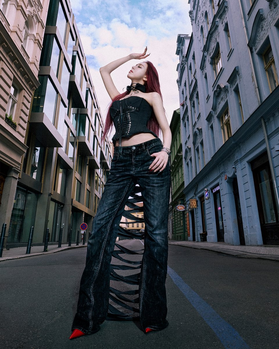 ITZYofficial's tweet image. ITZY &lt;TUNNEL VISION&gt; CONCEPT PHOTO #2
#YUNA #유나
ITZY 'TUNNEL VISION'
ITZY.lnk.to/TUNNELVISION
💿 ALBUM RELEASE
2025.11.10 MON 6PM (KST) | 4AM (ET)
#ITZY #MIDZY @ITZYofficial
#ITZYComeback
#ITZY_TUNNELVISION
#ITZY_TNVS