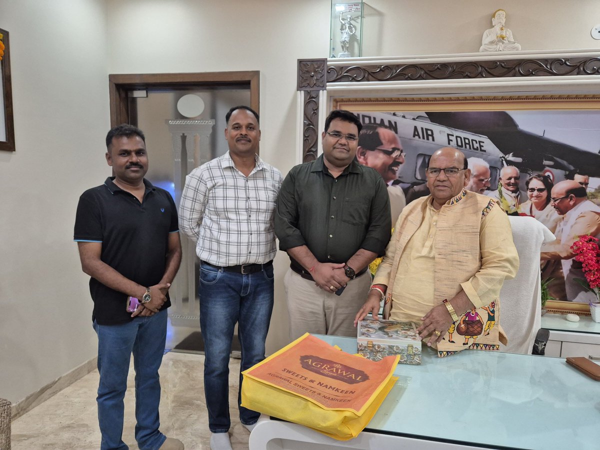 आज दीपावली के पावन अवसर पर सेंधवा SDOP श्री अजय वागमारे, शहर थाना प्रभारी श्री बलजीतसिंह बिसेन एवं ग्रामीण थाना प्रभारी श्री ओमप्रकाश चोङ्गड़ ने माननीय अध्यक्ष श्री अंतर सिंह आर्य जी से मुलाकात कर शुभकामनाएँ दीं। उनके स्नेहिल आगमन के लिए आभार। <a href="/PMOIndia/">PMO India</a> <a href="/AntarsinghArya/">Antarsingh Arya</a>