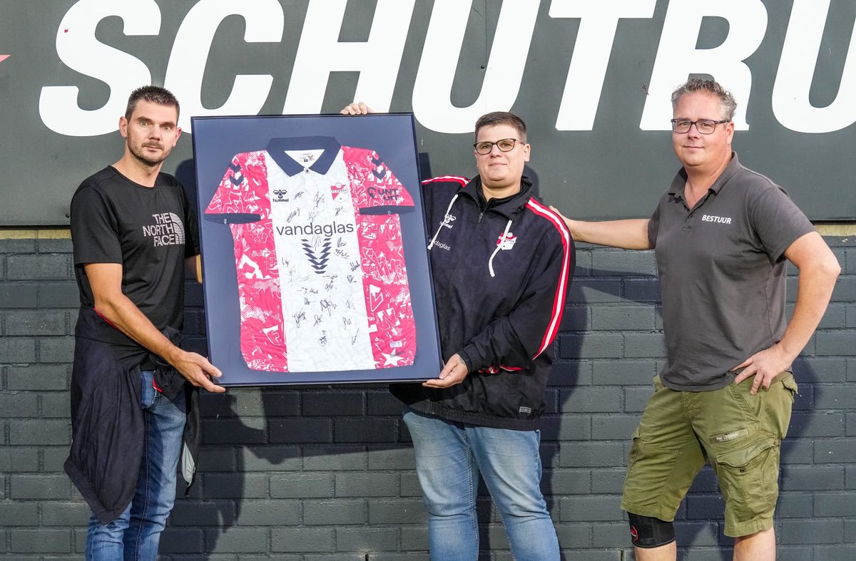 🥇𝗪𝗜𝗡𝗡𝗔𝗔𝗥 𝗟𝗘𝗗𝗘𝗡 𝗔𝗖𝗧𝗜𝗘! 
De winnaar van de lidmaatschapsactie is bekend! Marga Boskamp won het gesigneerde unieke 𝒁𝒖𝒊𝒅𝒕𝒓𝒊𝒃𝒖𝒏𝒆 𝑿 𝑭𝑪 𝑬𝒎𝒎𝒆𝒏 thuisshirt! 👕 

𝗢𝗼𝗸 𝗹𝗶𝗱 𝘄𝗼𝗿𝗱𝗲𝗻? Meld je snel aan via zuidtribune.nl/lid-worden

#fcemmen