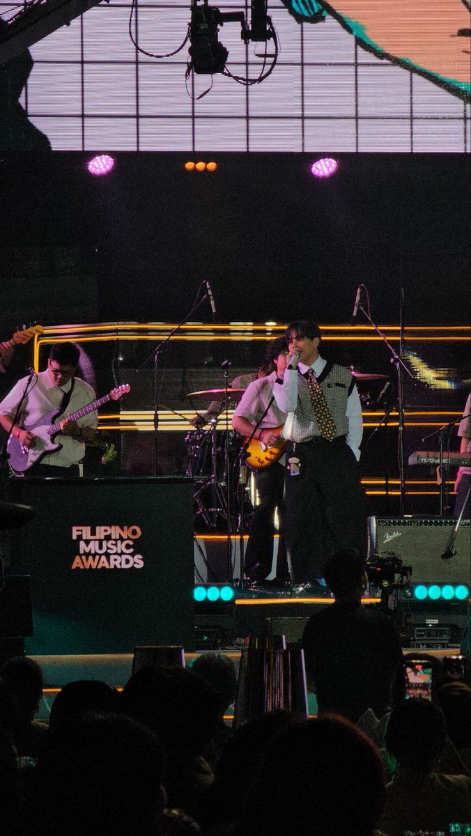 Maki also enchants the MOA Arena with a powerful rendition of "kahel na langit"!

#FilipinoMusicAwards
#FMAs #Maki <a href="/clfrnia_maki/">Maki *ੈ✩‧₊˚</a>