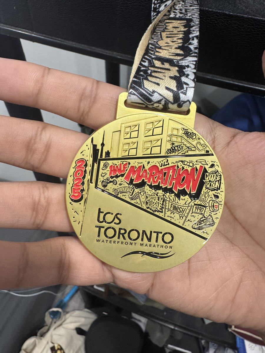 I just finished with my Personal Best at the TCS Toronto Waterfront Half Marathon, and here’s what it taught be about B2B sales 👇