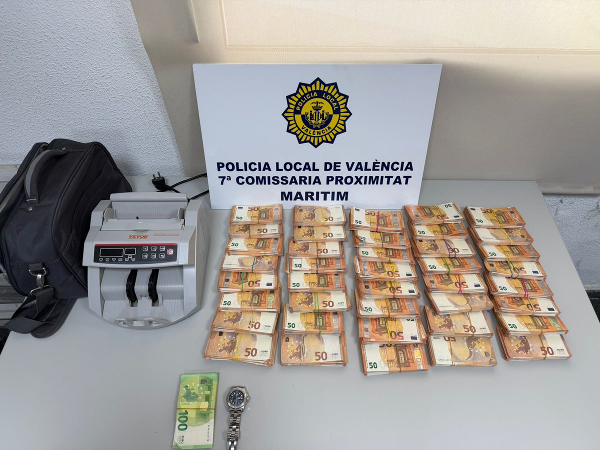 🚔 Durante un control preventivo en el Puente de Astilleros, hemos incautado más de 200.000 € 💵💵💵💵
falsificados y detenido a tres personas por un presunto delito de falsificación.

📍Zona: Poblats Marítims
#PolicíaLocalVLC #SeguridadCiudadana