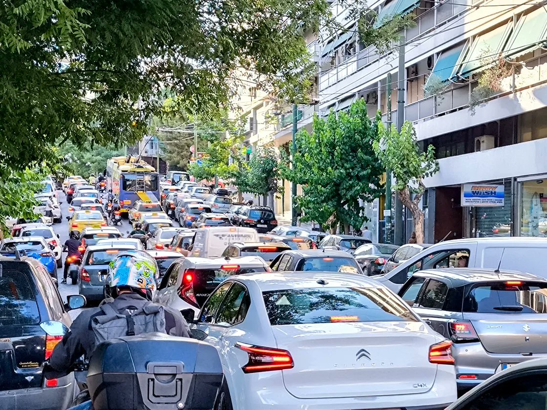 "Έμφραγμα" στο Γαλάτσι - Αδιάβατες Βεΐκου και Γαλατσίου λόγω ακινητοποιημένου λεωφορείου -  libre.gr/2025/10/21/emf…