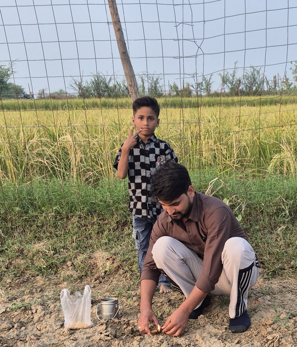 "आज दीपावली के शुभ अवसर पर सबसे पहले धरती माँ के चरणों में हमारे खेतों में दीप जलाकर प्रार्थना की — सभी किसान भाइयों की फसल लहलहाती रहे, उनका भविष्य दीपक की तरह उज्ज्वल हो। सदा देश में अमन, चैन और शांति बनी रहे — ऐसी शुभकामनाएँ!"

#happydiwali2025