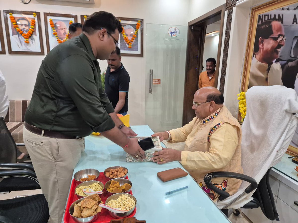 आज सेंधवा निवास पर सेंधवा SDOP श्री अजय जी वागमारे, सेंधवा शहर थाना प्रभारी श्री बलजीतसिंह बिसेन जी एवं सेंधवा ग्रामीण थाना प्रभारी श्री ओमप्रकाश चोन्गड़ जी द्वारा स्नेहपूर्वक दीपावली की शुभकामनाएँ प्रेषित की गईं।
आप सभी को दीपावली की हार्दिक शुभकामनाएँ एवं बहुत-बहुत आभार। 🙏✨