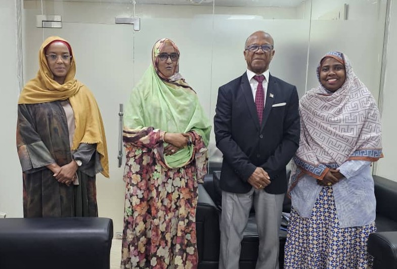 EmbCubaDjibouti's tweet photo. La Secrétaire Générale de la Fédération Nationale des Femmes de Djibouti🇩🇯 a reçu l'ambassadeur de Cuba🇨🇺 
https://t.co/woGzjYR4gf https://t.co/rkiYQyuamZ