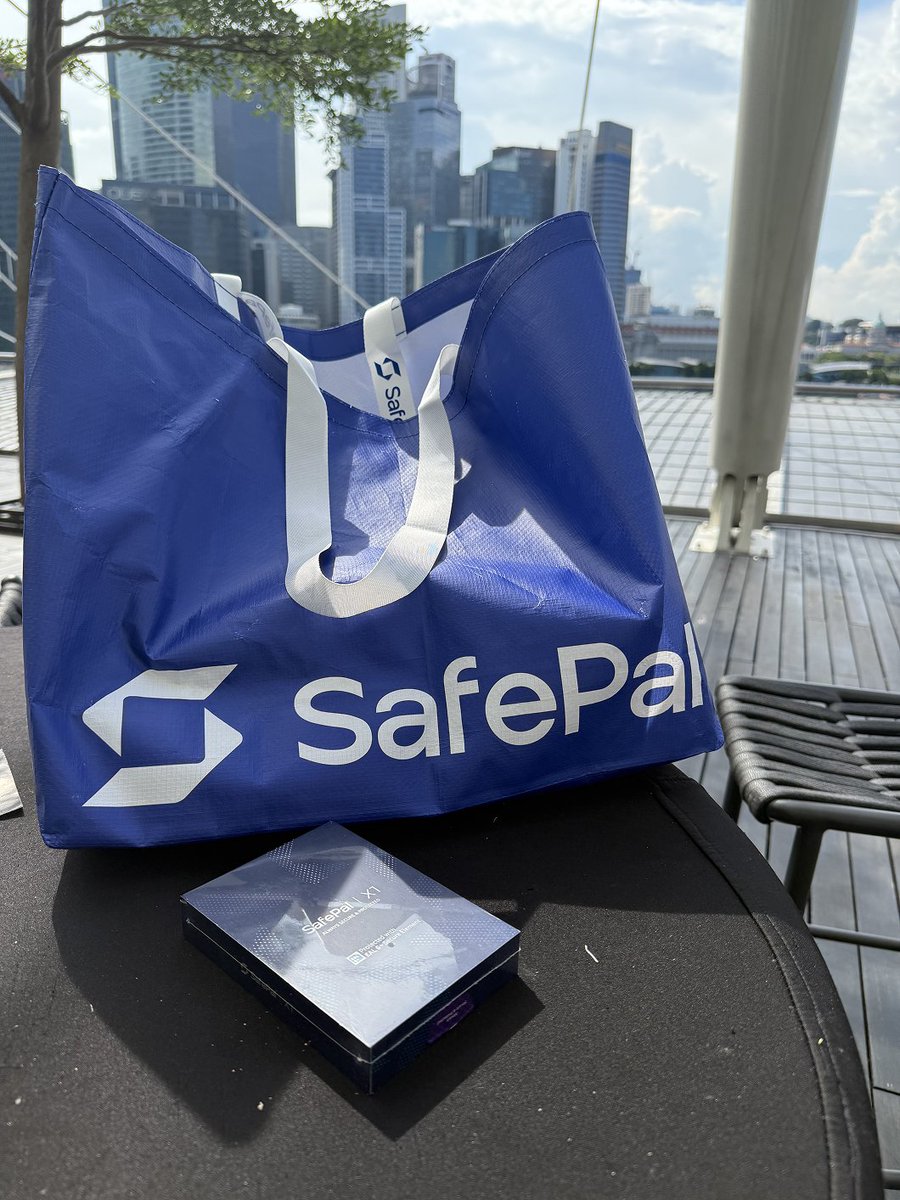 QuickEx_Tweets's tweet image. On the sidelines of @token2049, we met the @iSafePal team and got their partner merch.
Good vibes and good people. Do you think Quickex should be integrated into SafePal as an exchange provider?