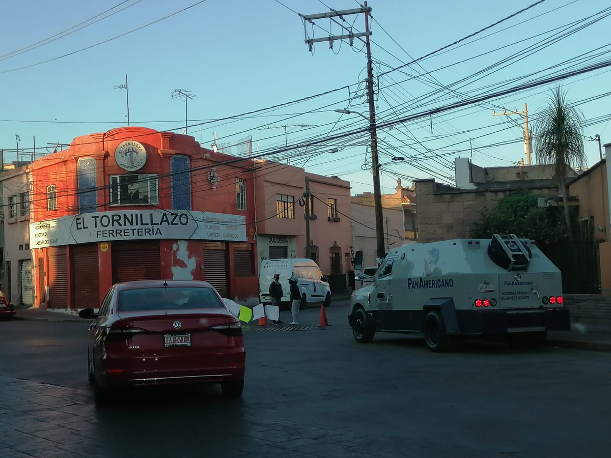 SSPCSLP's tweet image. ⚪️🔵 #ReporteVial 🚨#VialidadSLP

Buenos dias 👮🏽‍♀️

Esta mañana de martes prevalece cierre vial en las avenidas:

⛔️Cuauhtémoc en el tramo de Mariano Jiménez a Tomasa Esteves.

⛔️Tomása Esteves de Carranza a Cuauhtémoc 

⛔️Madero y Uresti 

⛔️ Por presencia de estudiantes en…