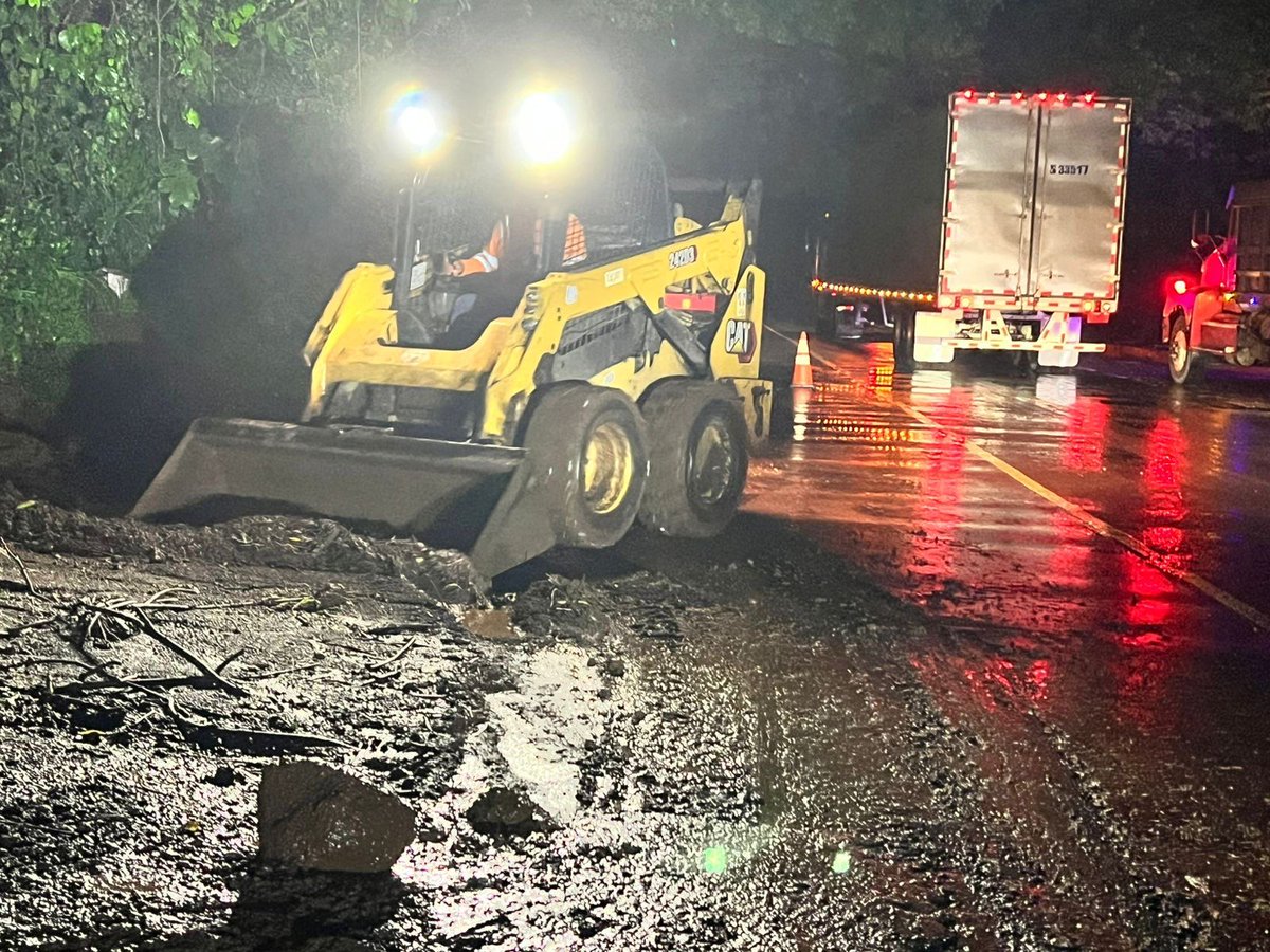 #ElSalvador el gobierno del presidente <a href="/nayibbukele/">Nayib Bukele</a> por medio de @ObrasPublicasS  removió un derrumbe y material de arrastre en la carretera Panamericana, en el desvío a Mercedes Umaña, en Usulután Norte.