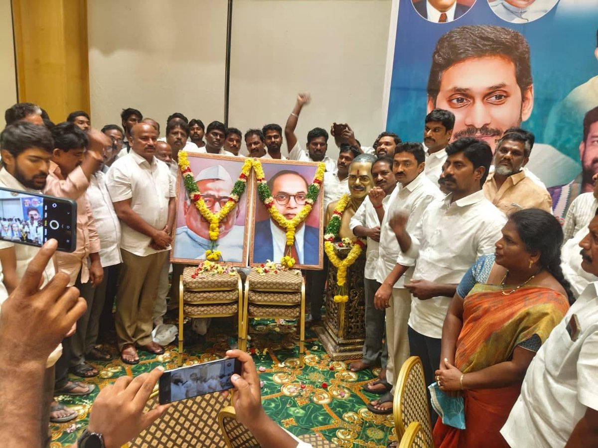 YSRStudentUnion's tweet photo. మెడికల్ కాలేజీల ప్రైవేటీకరణకి వ్యతిరేకంగా మచిలీపట్నంలో  జరిగిన రౌండ్ టేబుల్ సమావేశంలో మాట్లాడుతున్న YSRCP విద్యార్థి విభాగం రాష్ట్ర వర్కింగ్ ప్రెసిడెంట్ ఎ. రవిచంద్ర.
#Ysrstudentunion 
#Ysrcongressparty 
#Ysrsu https://t.co/BC7iu5lyJy