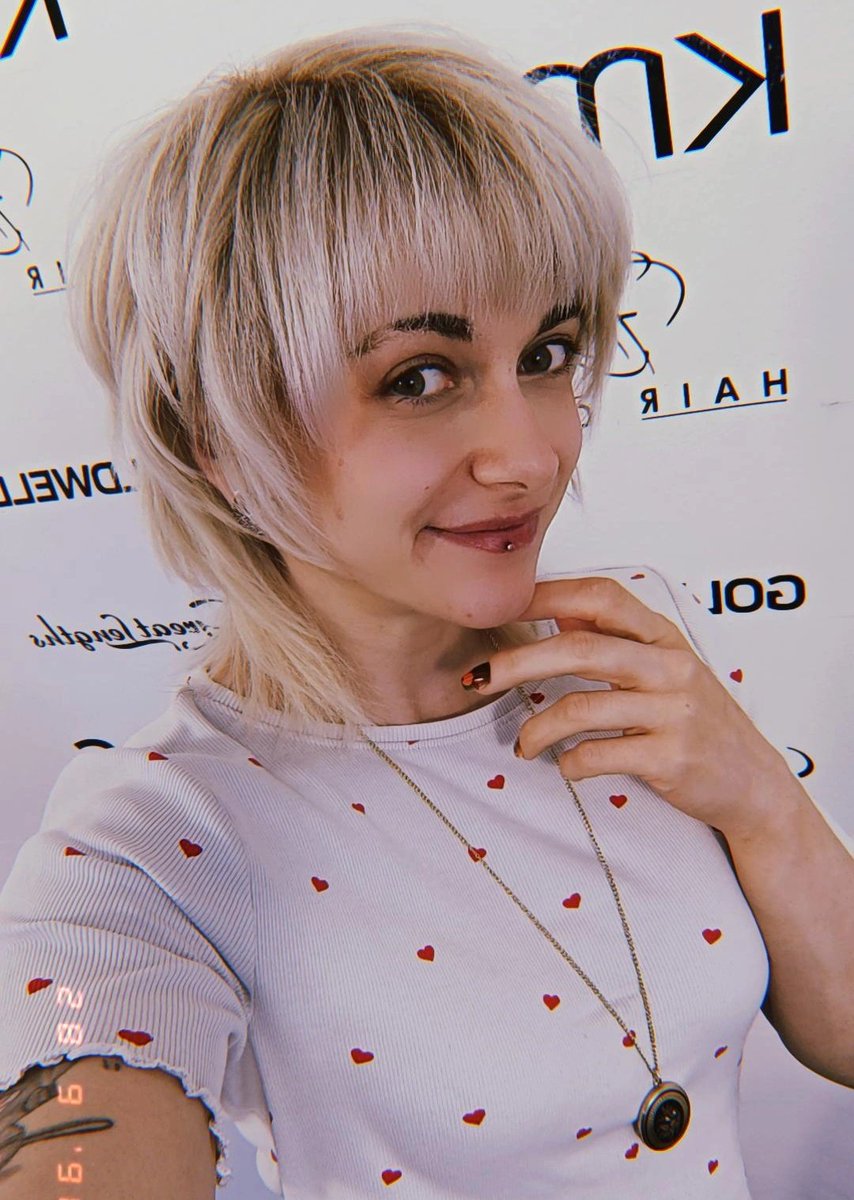 AkikoYuOfficial's tweet photo. Wolfs Cut 🔥 liebe alles daran ❤️
#hairsalon #groove #90saesthetic #blondmodel #cutestuff https://t.co/n3Q3xbOpPw