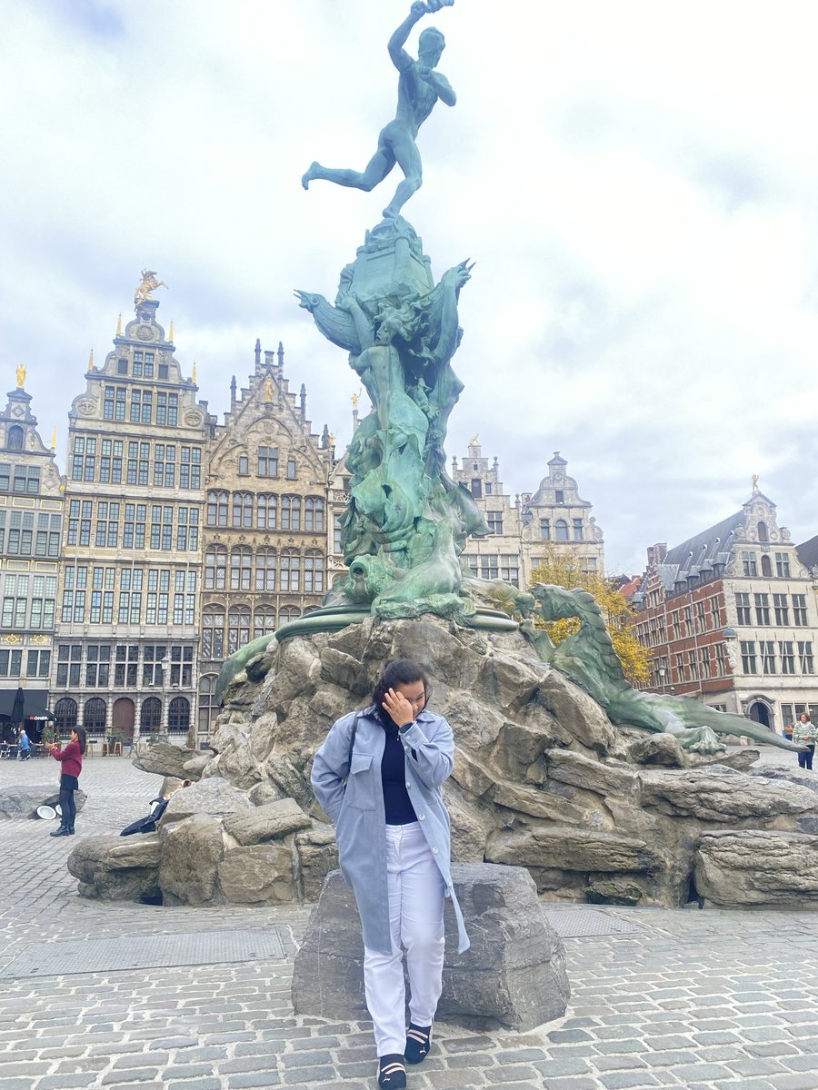 JennyMaeRoble13's tweet photo. architecture, chocolates and quiet awe https://t.co/dBCGuX1EoU