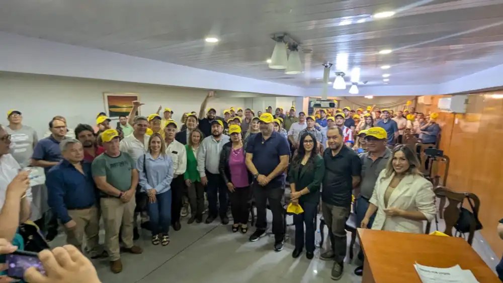 CuartoPoder_Py's tweet image. 🔴EXALBIRROJO APUNTA A LA REPÚBLICA: EL MUNDIALISTA JOSÉ LUIS CHILAVERT ES CANDIDATO A INTENDENTE DE LUQUE
◾️Varios sectores de la oposición acompañaron la presentación de la candidatura del exarquero de la Selección Paraguaya de Fútbol, @JoseLChilavert_ , como el candidato a…