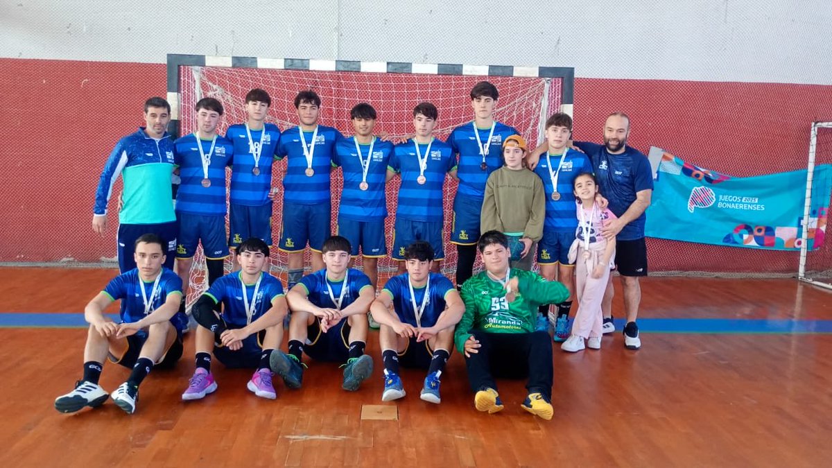 CatHandball1's tweet photo. ¡MEDALLA DE BRONCE! 🥉 

El equipo Sub 1️⃣8️⃣ cerró su participación en los Juegos Bonaerenses y se subió al podio quedándose con el 3º puesto.

Resultados:
•Semifinal: derrota 35-25 frente a Quilmes.
•3º puesto: victoria 30-19 ante Necochea.

#VamosTapalqué 💙 https://t.co/19REvNWM4F