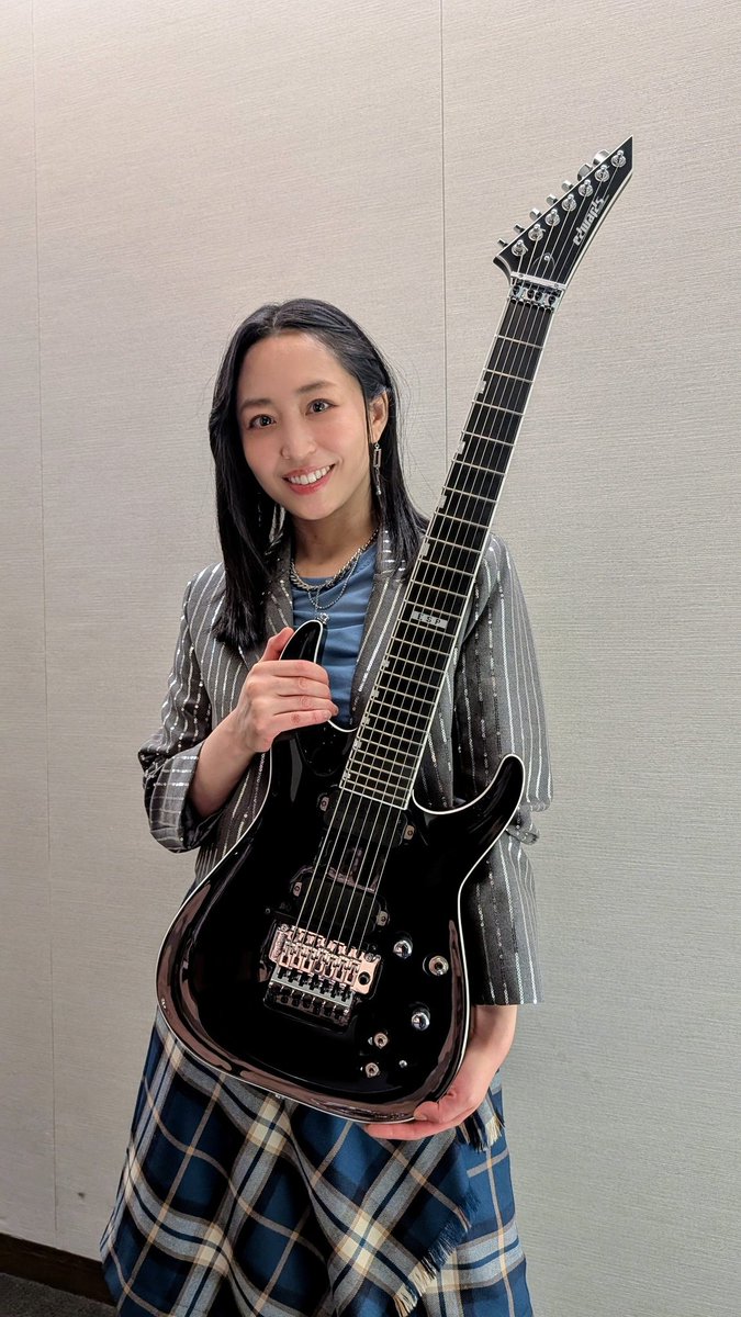 D_Drive_Yuki's tweet image. こちら先日のEast Of Edenのライブで使用したギター🎸
EDWARDSの7弦のHorizon 。
全曲このギターで弾きました!!
このギターはBOSSのギターシンセに対応しているピックアップGK-5が搭載されています！
リアのピックアップとブリッジの間に内蔵されているのがGK-5です。…